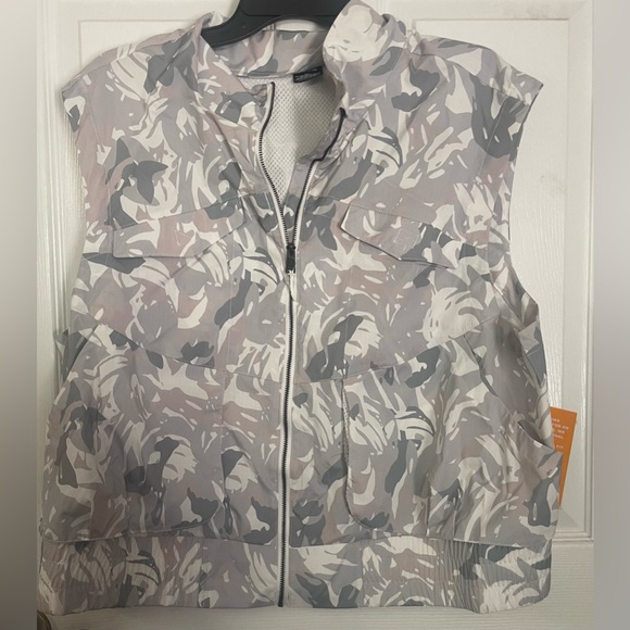 Avia Women's Green and Gray Camouflage Hiking Vest! NWT! Size XL!‎ - Picture 3 of 7